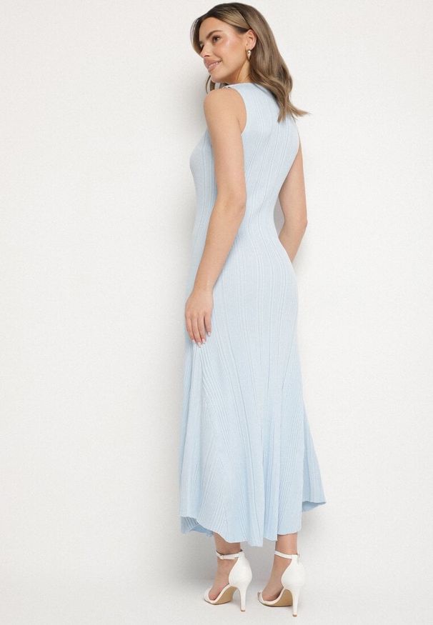 Born2be - Niebieska Wiskozowa Sukienka Sweterkowa z Ozdobnymi Guzikami Lunarelle. Okazja: na co dzień. Kolor: niebieski. Materiał: wiskoza. Wzór: aplikacja. Styl: casual, klasyczny, elegancki