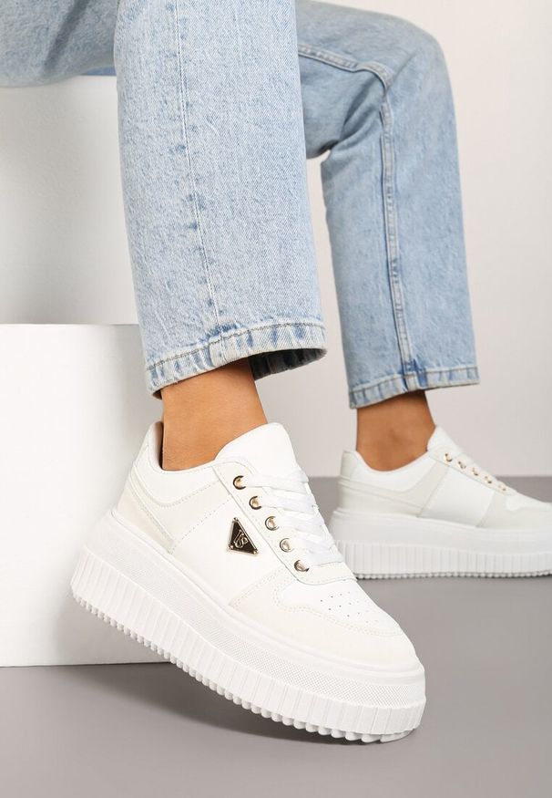 Born2be - Białe Sneakersy Vices na Grubej Podeszwie z Tłoczeniem i Aplikacją Trójkąta Woriri. Nosek buta: okrągły. Zapięcie: sznurówki. Kolor: biały. Materiał: jeans. Wzór: aplikacja