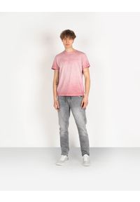 Pepe Jeans T-shirt "West Sir" | PM504032 | West Sir | Mężczyzna | Różowy. Okazja: na co dzień. Kolor: różowy. Materiał: bawełna. Wzór: nadruk, aplikacja. Styl: casual #1