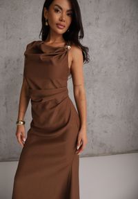 Renee - Brązowa Sukienka VICES z Metaliczną Ozdobą na Ramieniu Coraena. Okazja: na randkę. Kolor: brązowy. Wzór: aplikacja. Typ sukienki: asymetryczne. Styl: elegancki #1