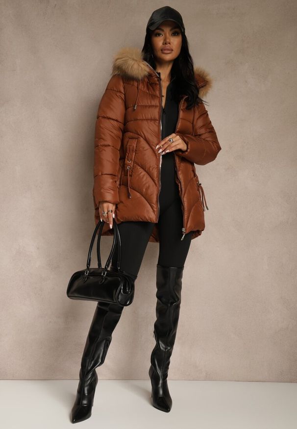 Renee - Brązowa Trapezowa Kurtka z Pikowanymi Przeszyciami i Kapturem z Odpinanym Futrem Deoiala. Okazja: na co dzień. Kolor: brązowy. Materiał: futro. Długość rękawa: długi rękaw. Długość: długie. Styl: casual