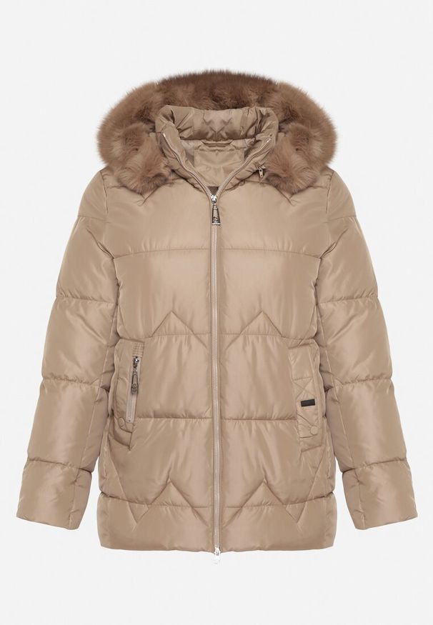 Born2be - Brązowa Pikowana Kurtka z Kapturem z Futerkiem Tevea. Okazja: do pracy, na spotkanie biznesowe, na spacer. Typ kołnierza: kaptur. Kolekcja: plus size. Kolor: brązowy. Materiał: futro. Styl: klasyczny, biznesowy, elegancki