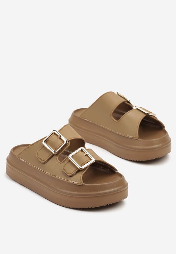 Born2be - Ciemnobeżowe Klapki na Grubej Piankowej Podeszwie z Klamrami Rilerria. Okazja: na plażę, na co dzień, na spacer. Kolor: beżowy. Styl: casual