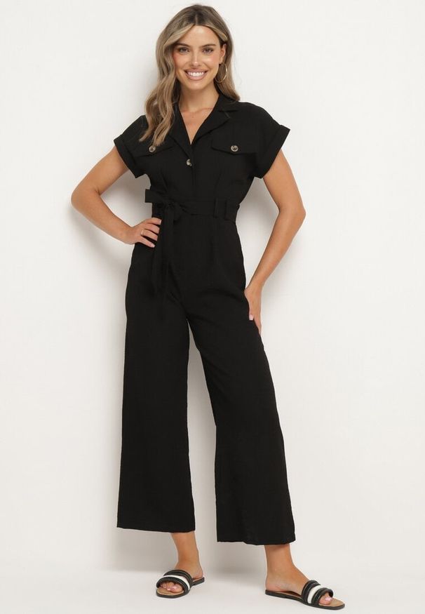 Born2be - Czarny Kombinezon z Krótkim Rękawem i Szerokimi Nogawkami z Materiałowym Paskiem Floeria. Okazja: na co dzień. Kolor: czarny. Materiał: materiał. Długość rękawa: krótki rękaw. Długość: krótkie. Styl: wizytowy, casual, elegancki