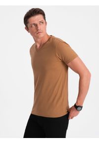 Ombre Clothing - Klasyczna męska bawełniana koszulka z dekoltem w serek BASIC – brązowa V8. Typ kołnierza: dekolt w serek. Kolor: brązowy. Materiał: bawełna. Wzór: jednolity, ze splotem. Styl: klasyczny