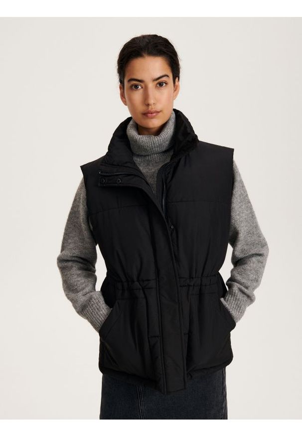 Reserved - Kamizelka z ociepleniem - czarny. Kolor: czarny. Materiał: tkanina. Wzór: gładki