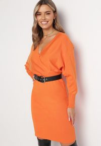 Born2be - Pomarańczowa Sukienka Mini o Fasonie Nietoperz z Kopertowym Dekoltem Plicarka. Kolor: pomarańczowy. Typ sukienki: kopertowe. Długość: mini #4