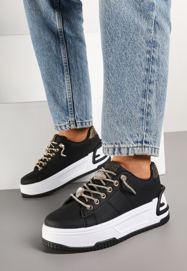 Born2be - Czarne Sneakersy na Grubej Podeszwie z Cyrkoniami Deoliae. Okazja: na co dzień. Nosek buta: okrągły. Zapięcie: sznurówki. Kolor: czarny. Materiał: jeans, skóra