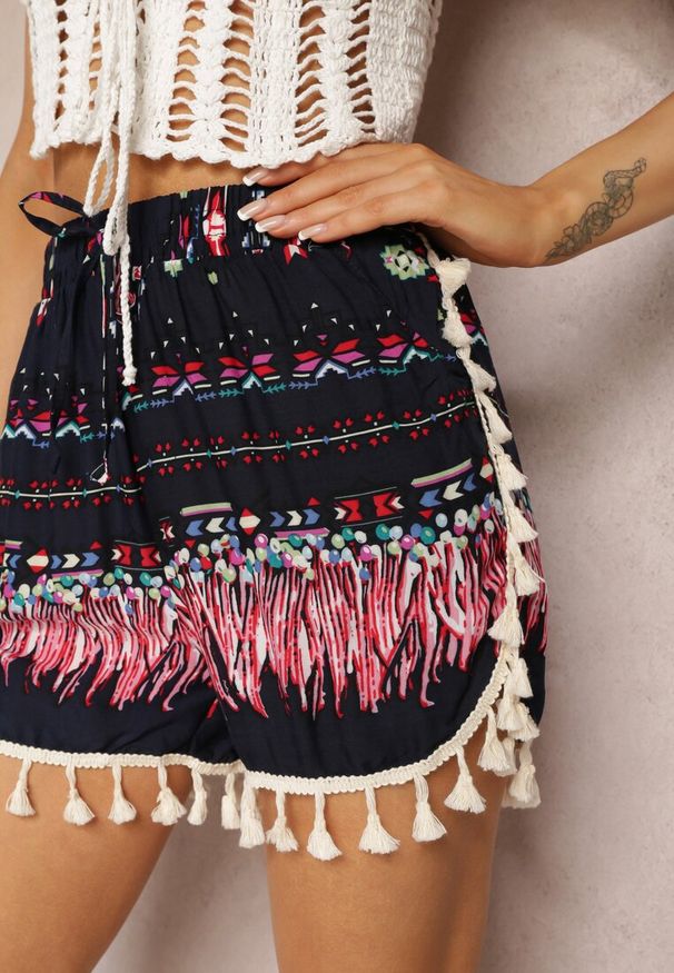 Renee - Granatowe Wzorzyste Szorty z Bawełny z Gumką w Talii z Ozdobnymi Frędzlami Livalla. Kolor: niebieski. Materiał: bawełna