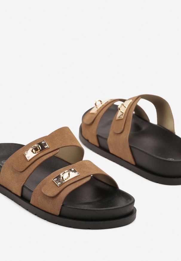 Renee - Brązowe Klapki w Casualowym Stylu Zdobione Metalicznymi Aplikacjami Tasloti. Okazja: na co dzień. Kolor: brązowy. Materiał: jeans. Wzór: aplikacja. Sezon: lato. Obcas: na obcasie. Styl: casual, elegancki. Wysokość obcasa: niski