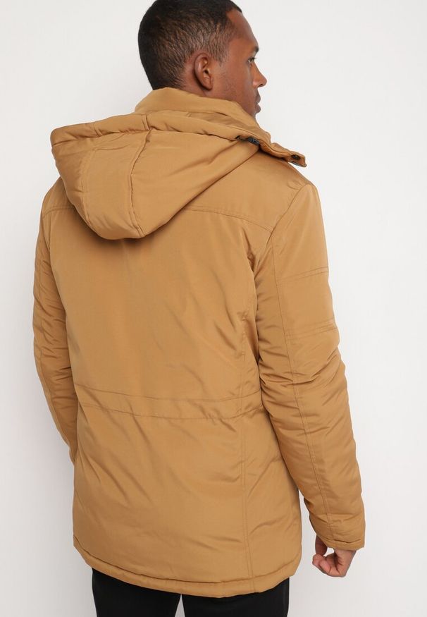 Born2be - Jasnobrązowa Kurtka Zimowa z Ociepleniem i Odpinanym Kapturem oraz Kieszeniami Izalinda. Okazja: na spacer, na co dzień. Kolor: brązowy. Materiał: jeans. Sezon: zima. Styl: casual, klasyczny