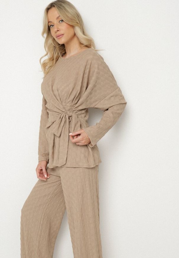 Born2be - Jasnobrązowy Komplet Szerokie Spodnie i Bluzka z Ozdobnym Wiązaniem Cilinne. Kolor: brązowy. Materiał: materiał