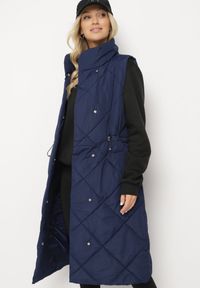 Born2be - Granatowa Pikowana Kamizelka o Długim Kroju ze Stójką i Kieszeniami Avatheia. Okazja: na co dzień. Typ kołnierza: kołnierzyk stójkowy. Kolor: niebieski. Materiał: jeans. Długość: długie. Wzór: aplikacja. Styl: elegancki, casual, klasyczny #1