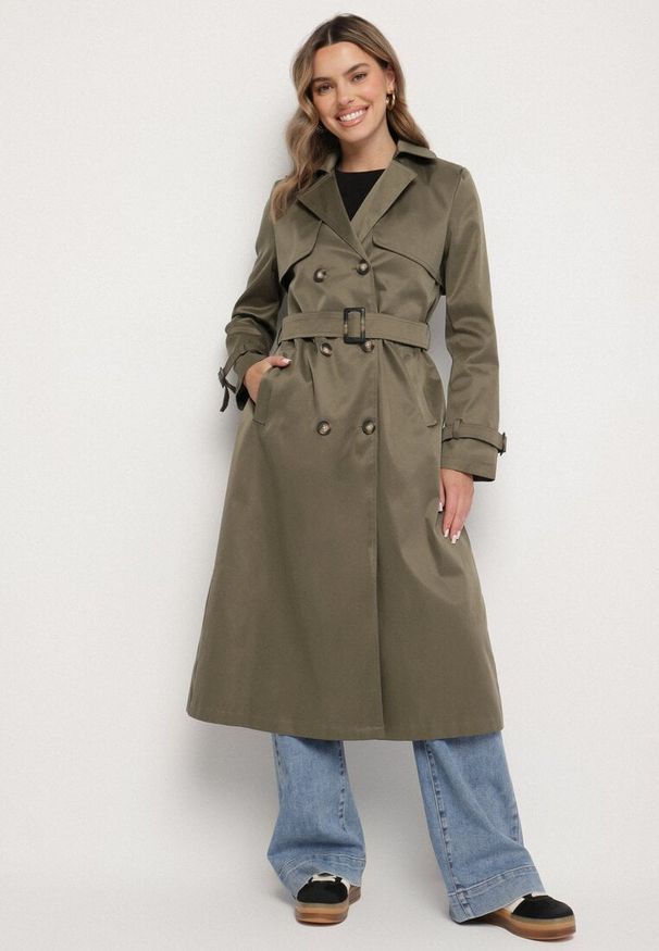 Born2be - Zielony Płaszcz Trencz Dwurzędowy Ozdobiony Paskiemz Klamrą Tinbella. Okazja: na co dzień. Kolor: zielony. Materiał: jeans. Wzór: aplikacja. Styl: elegancki, casual, klasyczny
