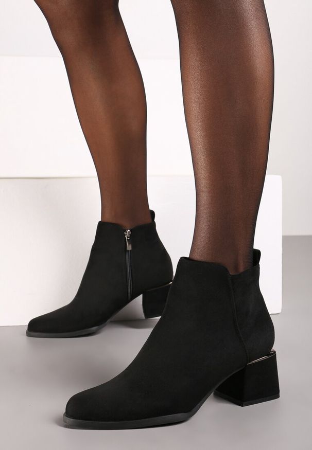 Renee - Czarne Botki z Ekozamszu na Niskim Obcasie Zdobionym Metaliczną Wstawką Brievia. Okazja: na spacer. Zapięcie: zamek. Kolor: czarny. Materiał: jeans. Wzór: aplikacja. Obcas: na obcasie. Wysokość obcasa: niski