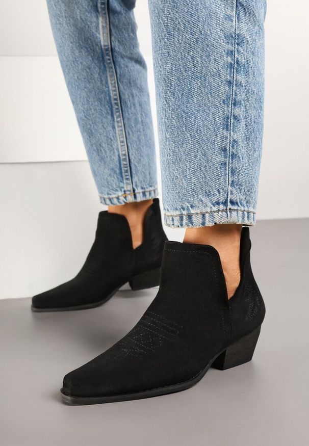 Renee - Czarne Botki Typu Kowbojki z Wycięciem na Stożkowym Obcasie Hanrisa. Zapięcie: bez zapięcia. Kolor: czarny. Materiał: jeans. Obcas: na obcasie. Styl: boho, elegancki. Wysokość obcasa: średni