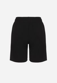 Born2be - Czarne Szorty Wykończone Gumką w Pasie i Wsuwanymi Kieszeniami Ritardia. Okazja: na co dzień. Kolor: czarny. Styl: casual #7