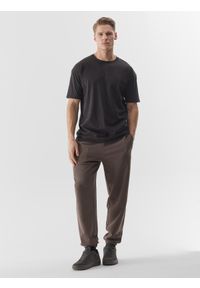4f - Spodnie dresowe joggery męskie - brązowe. Kolor: brązowy. Materiał: dresówka. Wzór: gładki, nadruk, ze splotem
