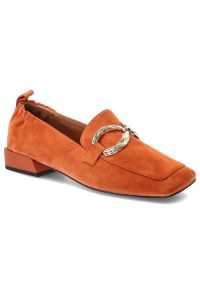 Półbuty damskie S.Barski, cholewka skóra naturalna zamszowa niski fason kwadratowy nosek ozdobny metalowy element na podbiciu stabilny niski obcas fa. Okazja: na co dzień. Kolor: pomarańczowy. Materiał: skóra, zamsz. Szerokość cholewki: normalna. Wzór: aplikacja. Obcas: na obcasie. Styl: casual, klasyczny, elegancki. Wysokość obcasa: niski #1