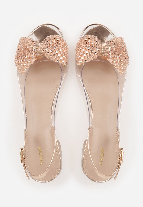 Born2be - Szampańskie Sandały VICES na Słupku ze Sprzączką i Ozdobną Kokardką Orinvia. Okazja: na co dzień. Zapięcie: sprzączka. Kolor: złoty. Materiał: jeans. Obcas: na słupku. Styl: casual, klasyczny, elegancki