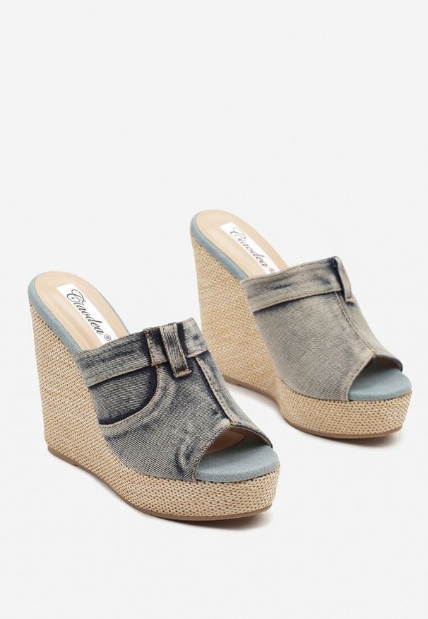 Renee - Niebieskie Klapki na Platformie i Koturnie Stylizowane na Denim Iveltia. Okazja: na co dzień. Kolor: niebieski. Materiał: denim. Wzór: aplikacja. Obcas: na koturnie. Styl: elegancki, casual