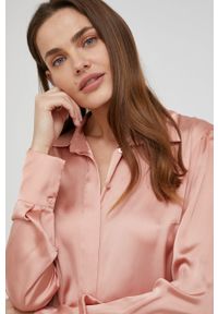 Answear Lab koszula damska kolor różowy regular z kołnierzykiem klasycznym. Okazja: na co dzień. Typ kołnierza: kołnierzyk klasyczny. Kolor: różowy. Materiał: tkanina. Długość rękawa: długi rękaw. Długość: długie. Styl: wakacyjny, klasyczny #5