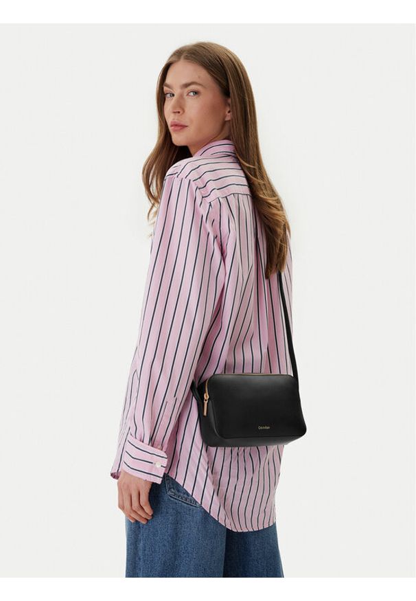 Calvin Klein Torebka Foil Logo Elongated Camera Bag LV04F3276G Czarny. Kolor: czarny. Materiał: skórzane