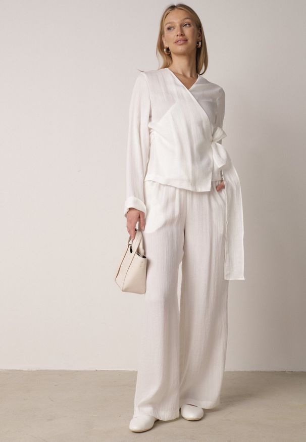 Born2be - Białe Wiskozowe Spodnie z Szeroką Nogawką i Wiązaniem w Talii Terisanna. Okazja: na co dzień. Kolor: biały. Materiał: wiskoza. Styl: casual, klasyczny, elegancki