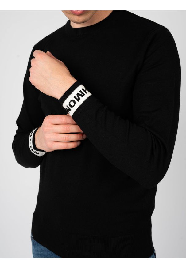 John Richmond Sweter | UMA24099MA | Mężczyzna | Czarny. Okazja: na co dzień. Kolor: czarny. Materiał: wiskoza, poliester. Wzór: aplikacja. Styl: casual, elegancki