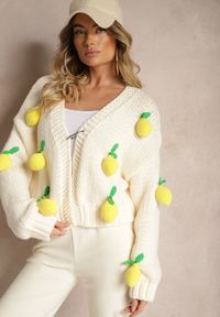 Renee - Jasnobeżowy Kardigan Ozdobiony Aplikacjami Cytryn 3D i Broszką Rieve. Okazja: na co dzień. Kolor: beżowy. Materiał: satyna, jeans. Wzór: aplikacja. Styl: casual, elegancki #4