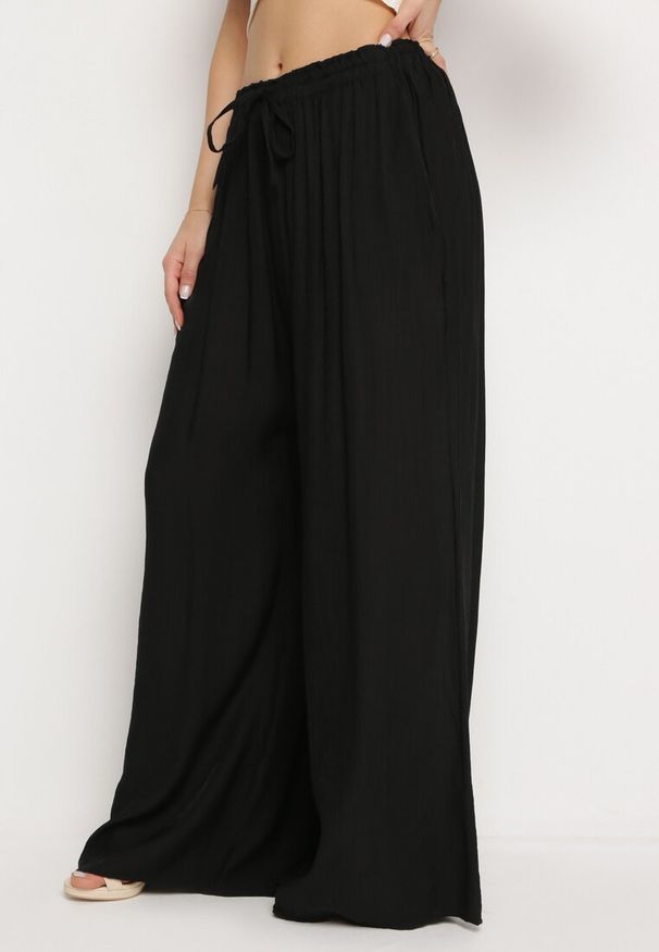 Born2be - Czarne Szerokie Spodnie z Wiskozy z Kieszeniami Rowalle. Kolor: czarny. Materiał: wiskoza. Styl: elegancki