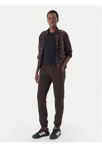 Adidas - adidas Spodnie dresowe Seasonal Essentials Leopard Print KA4720 Brązowy Regular Fit. Kolor: brązowy. Materiał: bawełna, syntetyk. Wzór: nadruk #4