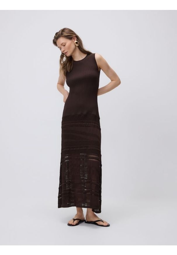 Reserved - Sukienka z wiskozą - ciemnobrązowy. Kolor: brązowy. Materiał: wiskoza