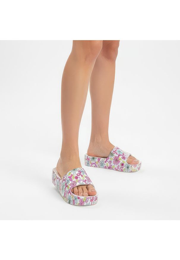 Różowe Stylowe Klapki Laura Vita Modne Buty Damskie. Okazja: na plażę. Kolor: różowy. Materiał: materiał. Wzór: kwiaty. Sezon: wiosna, lato. Styl: elegancki