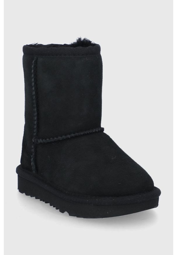 Ugg - UGG śniegowce zamszowe dziecięce Classic II kolor czarny. Nosek buta: okrągły. Kolor: czarny. Materiał: zamsz
