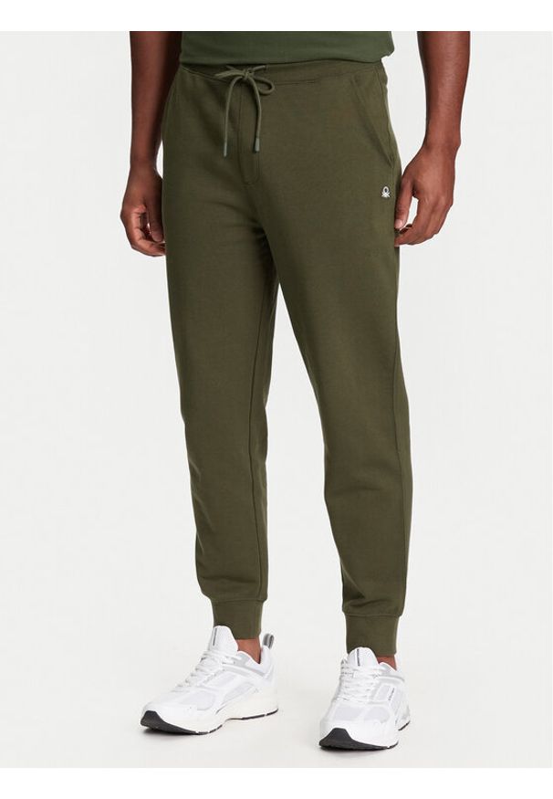 United Colors of Benetton - United Colors Of Benetton Spodnie dresowe 342ZUF01B Zielony Regular Fit. Kolor: zielony. Materiał: bawełna