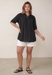 Born2be - Czarna Koszula z Bawełną na Lato w Stylu Boho Ozdobiona Koronką Cinnamis. Okazja: na co dzień. Kolor: czarny. Materiał: bawełna, koronka. Wzór: aplikacja, koronka. Sezon: lato. Styl: boho #8