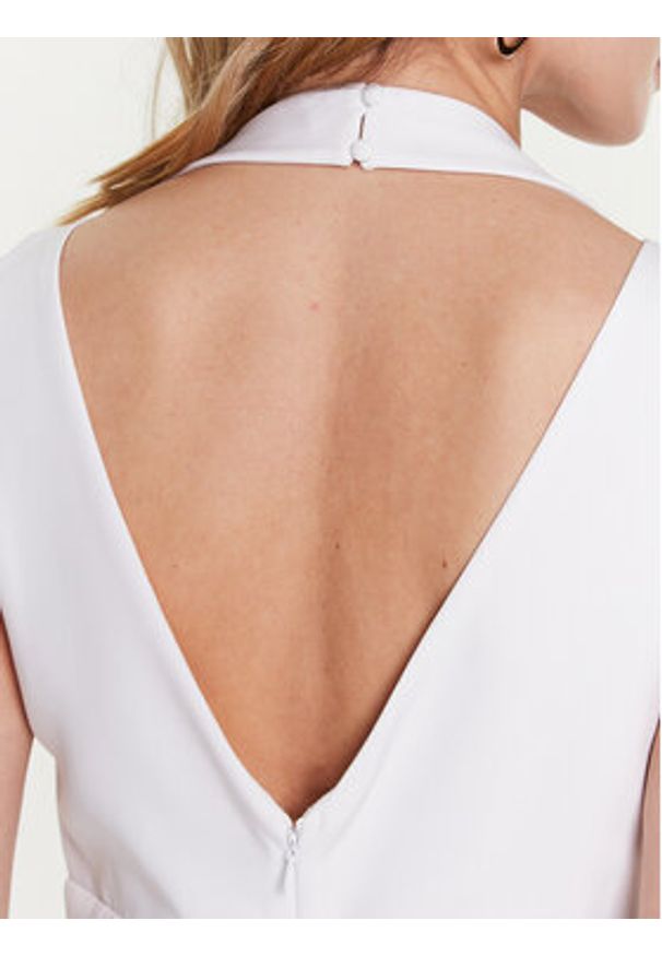 Guess Sukienka codzienna Amanda W3GK52 WB4H2 Biały Slim Fit. Okazja: na co dzień. Kolor: biały. Materiał: syntetyk. Typ sukienki: proste. Styl: casual