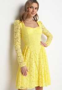 Born2be - Żółta Sukienka Koronkowa o Rozkloszowanym Kroju Telomira. Okazja: na co dzień. Kolor: żółty. Materiał: koronka. Długość rękawa: długi rękaw. Typ sukienki: rozkloszowane, proste. Styl: klasyczny, casual #1
