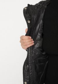 Born2be - Czarna Pikowana Kurtka Przejściowa o Klasycznym Kroju z Kapturem Tavitte. Okazja: na co dzień, na spacer. Typ kołnierza: kaptur. Kolekcja: plus size. Kolor: czarny. Materiał: jeans, poliester. Wzór: aplikacja. Styl: klasyczny #3