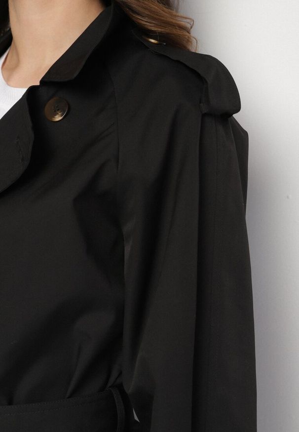 Born2be - Czarny Płaszcz Trencz Dwurzędowy z Paskiem Cloimia. Okazja: na co dzień. Kolor: czarny. Materiał: dzianina. Długość rękawa: długi rękaw. Długość: do kolan. Styl: elegancki, casual, klasyczny, wizytowy