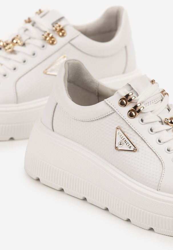 Born2be - Białe Sneakersy na Grubej Podeszwie ze Skóry Naturalnej z Trójkątną Ozdobą Dollassea. Okazja: na co dzień. Kolor: biały. Materiał: skóra. Wzór: aplikacja