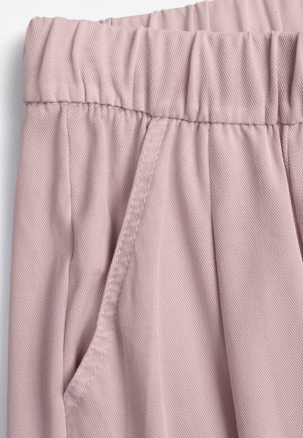 Renee - Różowe Szerokie Spodnie Wiskozą Bawełną i Elastyczną Talią ze Sznurkiem Arkinae. Okazja: na co dzień. Stan: podwyższony. Kolor: różowy. Materiał: wiskoza, bawełna. Wzór: aplikacja. Styl: casual