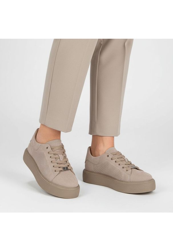 Sneakersy damskie Filippo, cholewka skóra naturalna zamszowa z perforacją sznurowanie klasyczne miękko wykończony kołnierz przy kostce, beżowe, DP750. Zapięcie: sznurówki. Kolor: beżowy. Materiał: zamsz, skóra. Szerokość cholewki: normalna. Styl: klasyczny