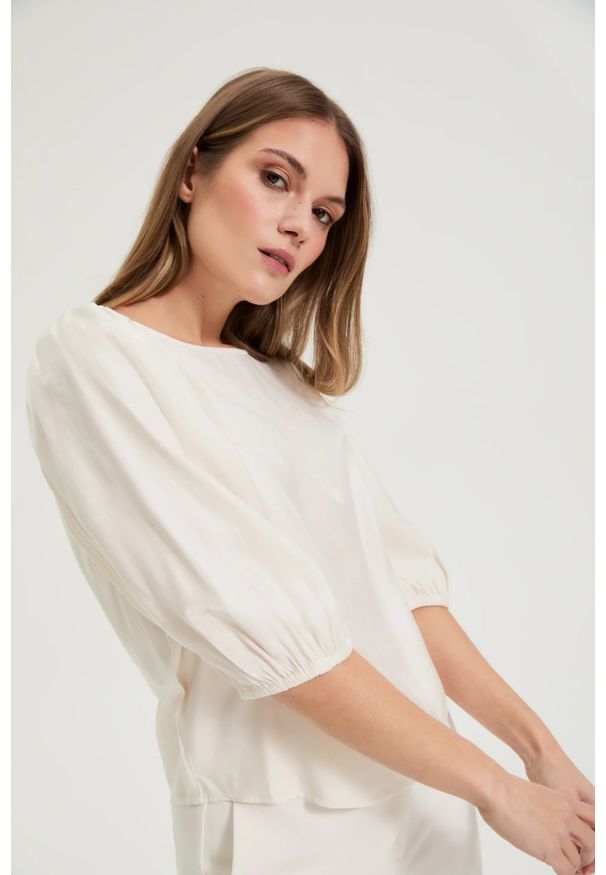MOODO - Koszula z bufiastymi rękawami kremowa. Kolor: kremowy. Materiał: poliester