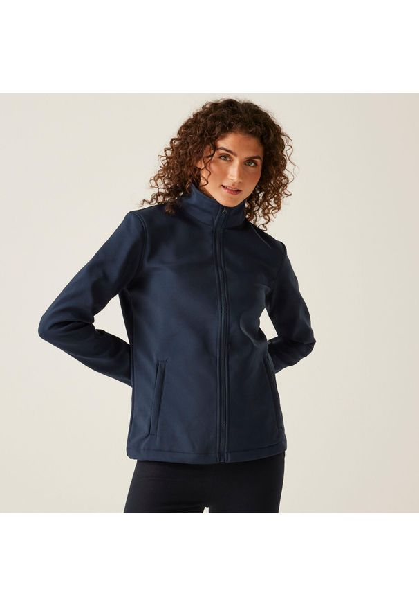 Regatta - Softshell roboczy damski Ablaze. Kolor: fioletowy. Materiał: softshell. Sezon: zima, jesień. Sport: turystyka piesza