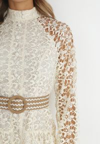 Born2be - Jasnobeżowa Sukienka z Paskiem Demamia. Okazja: na co dzień. Typ kołnierza: kołnierzyk stójkowy. Kolor: beżowy. Materiał: materiał, koronka. Długość rękawa: długi rękaw. Typ sukienki: proste. Styl: casual. Długość: mini #3