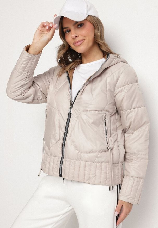 Born2be - Beżowa Dwustronna Kurtka Pikowana z Kieszeniami i Kapturem Eralethra. Okazja: na spacer, na co dzień. Kolor: beżowy. Materiał: jeans. Długość rękawa: długi rękaw. Długość: długie. Wzór: aplikacja. Styl: casual, elegancki