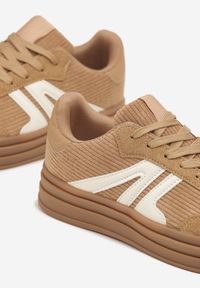 Renee - Ciemnobeżowe Sneakersy Tenisówki na Platformie z Tłoczeniem i Geometrycznym Motywem Kialie. Okazja: na co dzień. Kolor: beżowy. Wzór: geometria. Obcas: na platformie #4