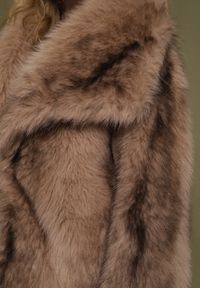 Born2be - Jasnobrązowa Oversizowa Kurtka Futerko z Szerokim Kołnierzem Lenelle. Okazja: na imprezę, na co dzień. Typ kołnierza: golf. Kolor: brązowy. Materiał: futro. Styl: elegancki, casual #6